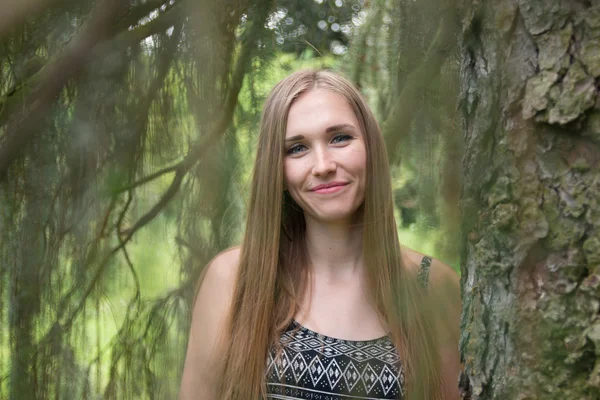 Retrato de menina de verão na floresta de fadas — Fotografia de Stock