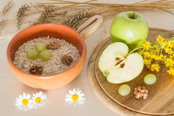 Hububat kahvaltı ile yeşil elma