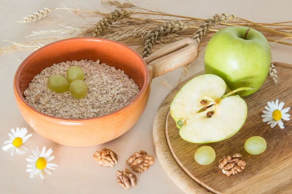 Hububat kahvaltı ile yeşil elma