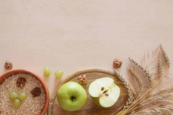 Здоровье завтрак с яблоками и место для текста — стоковое фото