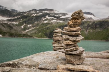 Taş kule ile arka planda dağ gölü