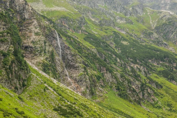 Alpine rivier stroomt uit bergen — Stockfoto
