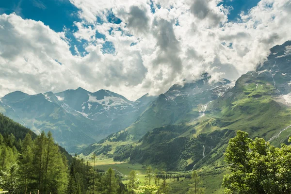 Uitzicht vanaf de Großglockner Hochalpenstraße op bergen — Stockfoto