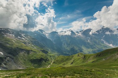Yolundan Grossglockner yüksek Alp Dağları üzerinde göster