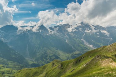 Yolundan Grossglockner yüksek Alp Dağları üzerinde göster