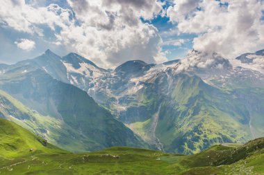 Yolundan Grossglockner yüksek Alp Dağları üzerinde göster