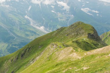 Yolundan Grossglockner yüksek Alp Dağları üzerinde göster