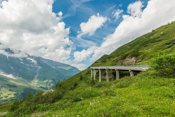Grossglockner bergweg op zomertijd in Oostenrijk — Stockfoto