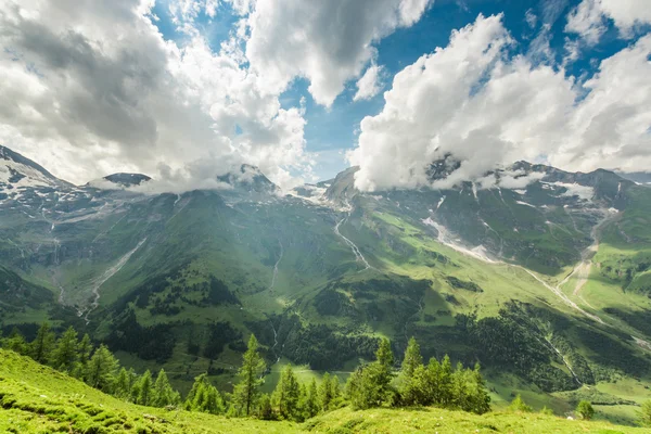 Yolundan Grossglockner yüksek Alp Dağları üzerinde göster — Stok fotoğraf