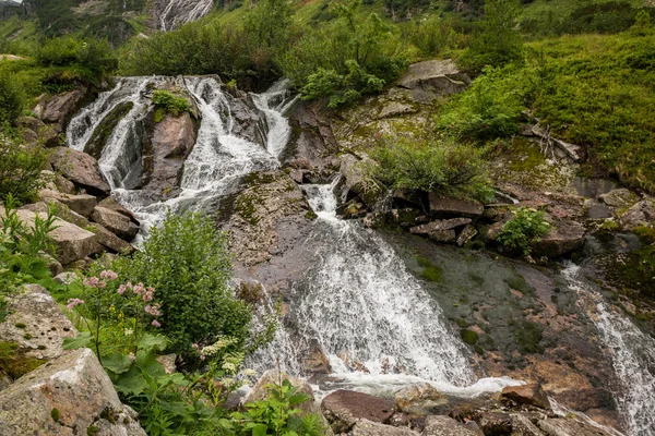 Alpine rivier stroomt uit bergen — Stockfoto