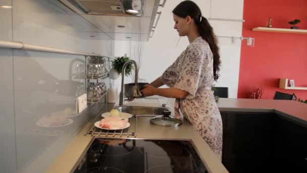 Mujer en la cocina cocinando sopa — Vídeos de Stock