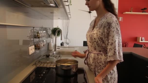 Mujer en la cocina cocinando sopa — Vídeo de stock