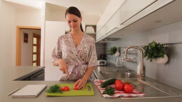 ผู้หญิงในครัว ตัดผักสด — วีดีโอสต็อก