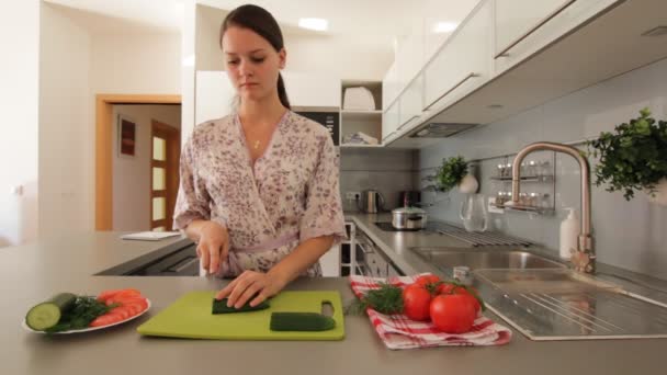 Mulher na cozinha cortando um vegetal fresco — Vídeo de Stock