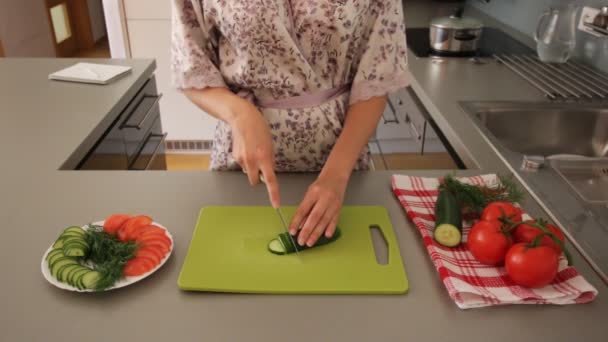 Женщина на кухне режет свежий овощ — стоковое видео