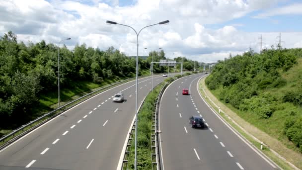 Karlsbad, Tschechische Republik - 20.07.2016: Autos auf der Autobahn — Stockvideo