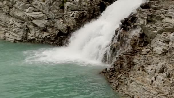 An alpine river flowing from Mountains in lake — Stock Video