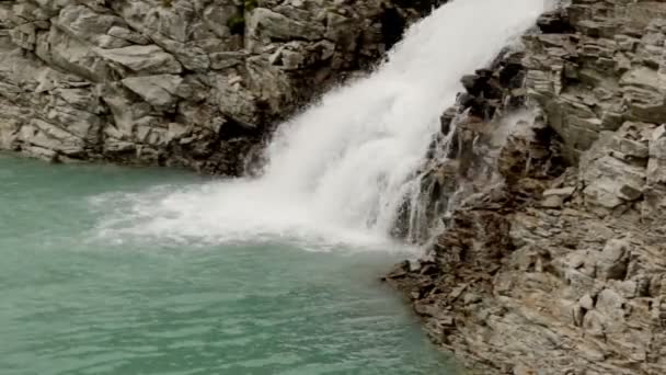 Un río alpino que fluye de las montañas en el lago — Vídeos de Stock