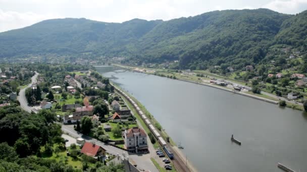 Blick von oben auf kleine tschechische Stadt — Stockvideo