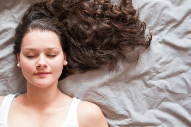 güzel kız yatakta uyur