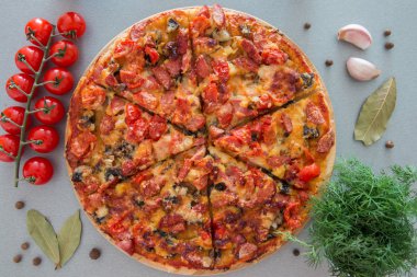 Kiraz domates ile İtalyan pizza Üstten Görünüm