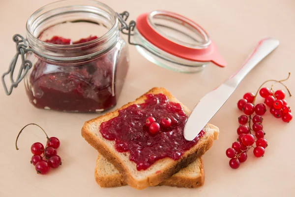 Bread with jam for breakfast and milk — Stock Photo, Image