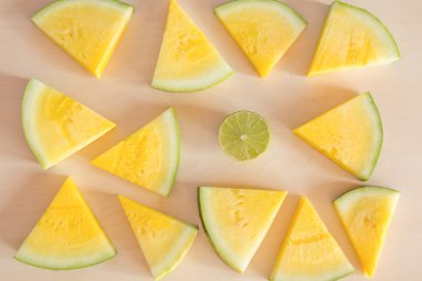 dilimli karpuz ve kireç mutfak masasında