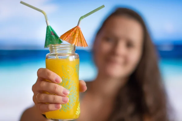 Menina beber smoothies manhã fresca — Fotografia de Stock