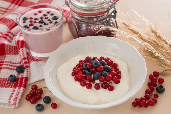 Requesón con bayas y yogur para el desayuno — Foto de Stock