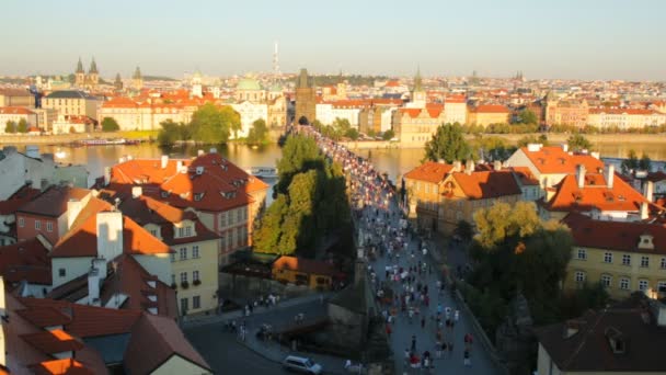 Prag, günbatımı antik Mimarlık Tarihi Merkezi — Stok video