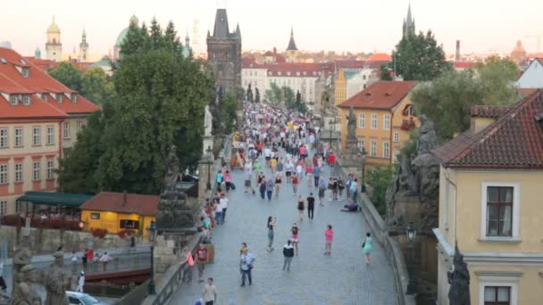 Prague, Çek Cumhuriyeti - 25.09.2016: tarihi merkezi Prag, günbatımı antik Mimarlık — Stok video