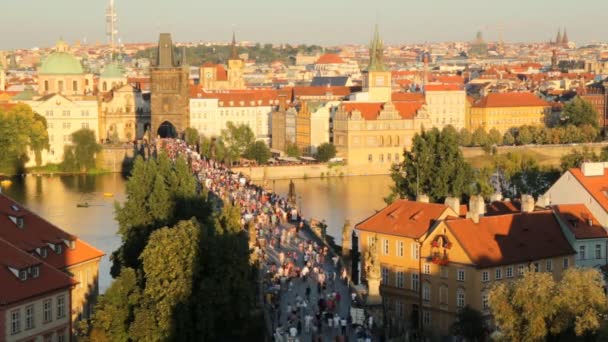 PRAGUE, REPÚBLICA CHECA 25.09.2016: O centro histórico de Praga, arquitetura antiga ao pôr do sol — Vídeo de Stock