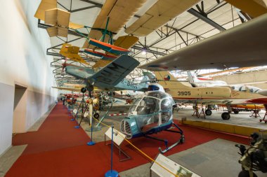 Prague, Çek Cumhuriyeti - 18 Ağustos 2016: eski askeri uçaklar tribünlerde Prag Prag Havacılık Müzesi Kbely