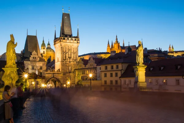 O centro histórico de Praga, arquitetura antiga e patrimônio cultural à noite — Fotografia de Stock