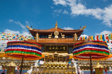 Çin Çin tapınakta renkli bayraklar ile