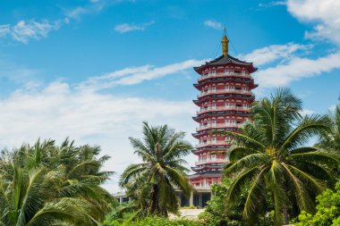 Duobao Stupa ve palmiye ağacı Nanshan içinde