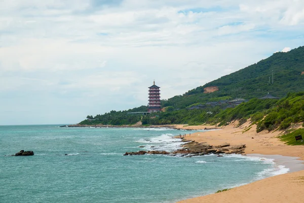 Edificio in stile asiatico sulla bellissima spiaggia — Foto Stock