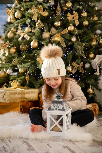 Petite fille mignonne s'amusant près de l'arbre de Noël à l'intérieur. Joyeux Noël et bonne année — Photo