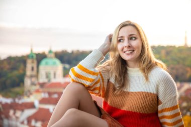 Çek Cumhuriyeti 'nin Prag kentindeki kırmızı çatılı genç kadın