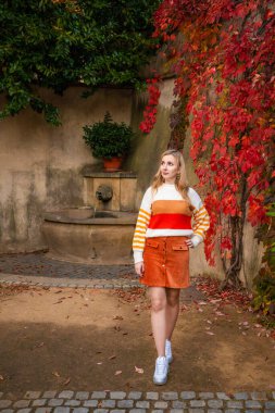 Çek Cumhuriyeti 'nin Prag kentindeki kırmızı yapraklı genç kadın