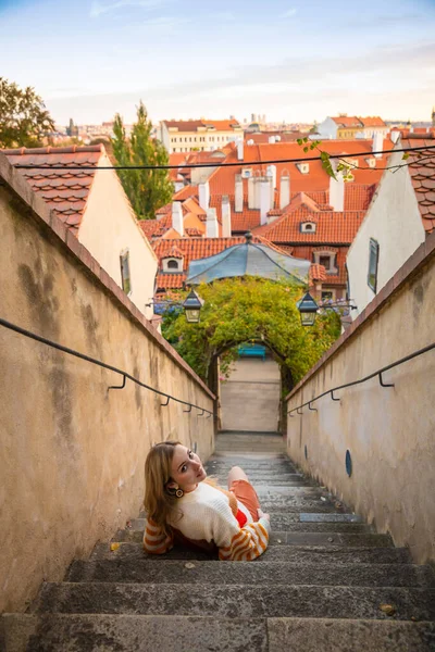 Giovane donna sul tetto rosso sfondo nel centro storico di Praga, Repubblica Ceca — Foto Stock