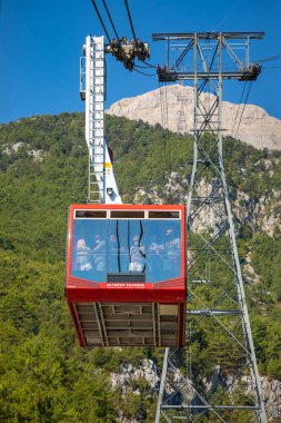 Tahtali, Türkiye - 09.09.2020: Tahtali dağına giden yolda giden kablo araba