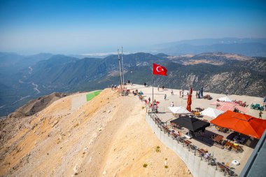 Tahtali, Türkiye - 09.09.2020: Tahtali dağının tepesindeki teleferik istasyonunun görüntüsü