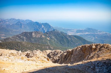 Antalya ilinin Kemer kenti yakınlarındaki Olympos Dağı veya Tahtali 'den panoramik manzara