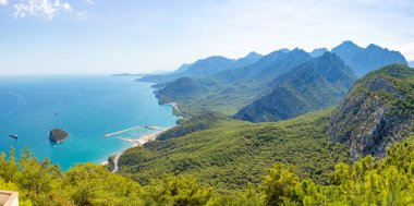 Antalya yakınlarındaki deniz kıyısındaki dağların tepesinden manzara, Tunektepe Kablo otomobili, Türkiye