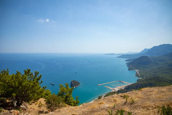 Pohled shora na hory podél mořského pobřeží v blízkosti Antalya, pohled z Tunektepe Lanovka, Turecko — Stock fotografie