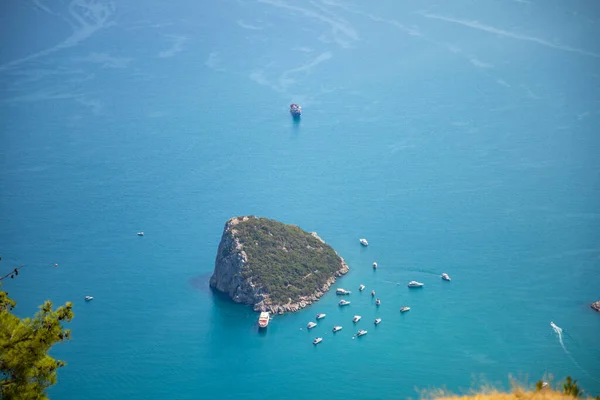 Veduta aerea della piccola Antalya Rat Island e delle barche subacquee nel Mar Mediterraneo, Antalya, Turchia — Foto Stock