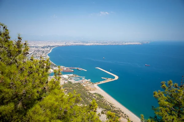 Aerial view of beautiful blue Gulf of Antalya, Konyaalti beach and popular seaside, Antalya, Turkey — Stock Photo, Image