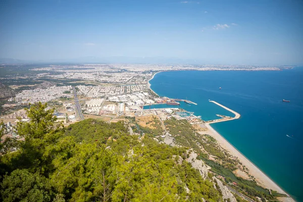 Вид с воздуха на красивый голубой залив Анталии, пляж Коньяалты и популярное побережье, Анталья, Турция — стоковое фото