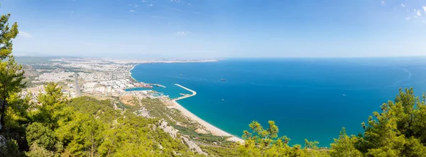 Letecký pohled na krásný modrý záliv Antalya, pláž Konyaalti a populární moře, Antalya, Turecko — Stock fotografie